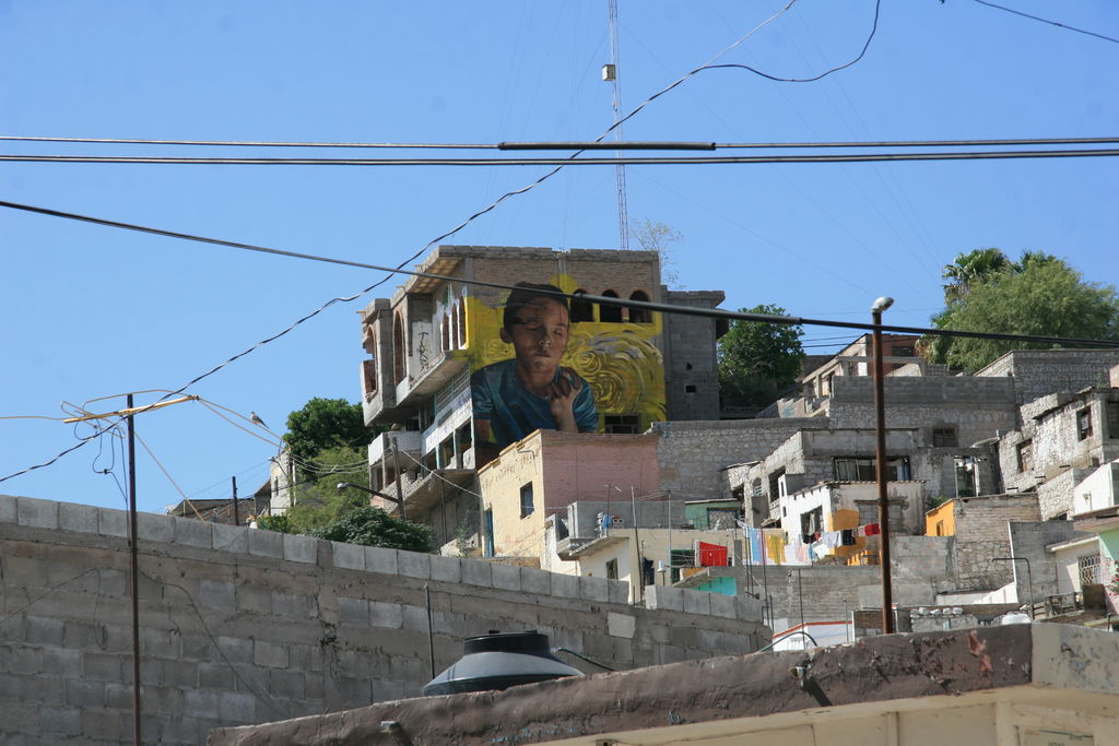 Impresiona. Con más de noventa metros cuadrados, el mural del Cerro de la Cruz se puede ver desde varios puntos de la ciudad.