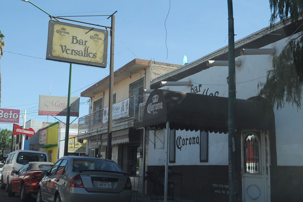 Operativo. En operativo a bares y cantinas de Gómez Palacio, agentes clausuran un local. (EL SIGLO DE TORREÓN)