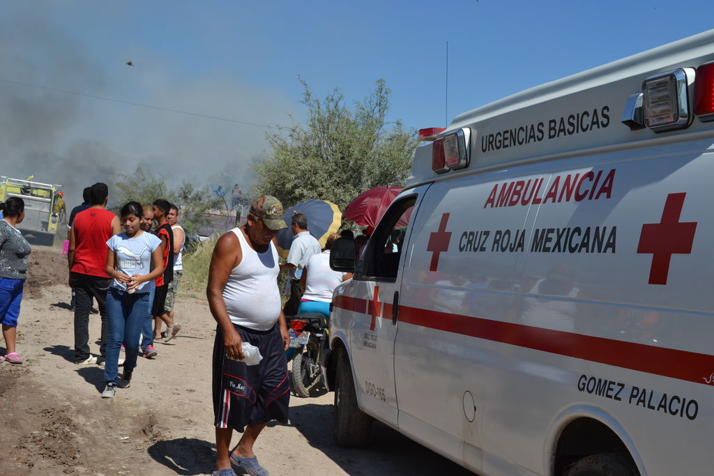 Al lugar acudieron también paramédicos de la Cruz Roja. (El Siglo de Torreón)