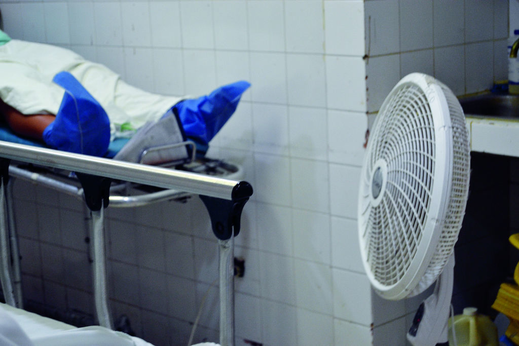 Urgente. Tococirugía se ventila con un aparato de aire de pedestal en el viejo hospital: Trabajadores urgen 'mudanza'. (EDITH GONZÁLEZ)