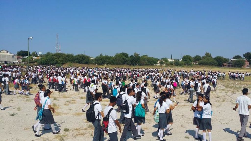 La alerta generó la evacuación de los alumnos y la movilización de los cuerpos de seguridad y rescate. (El Siglo de Torreón)
