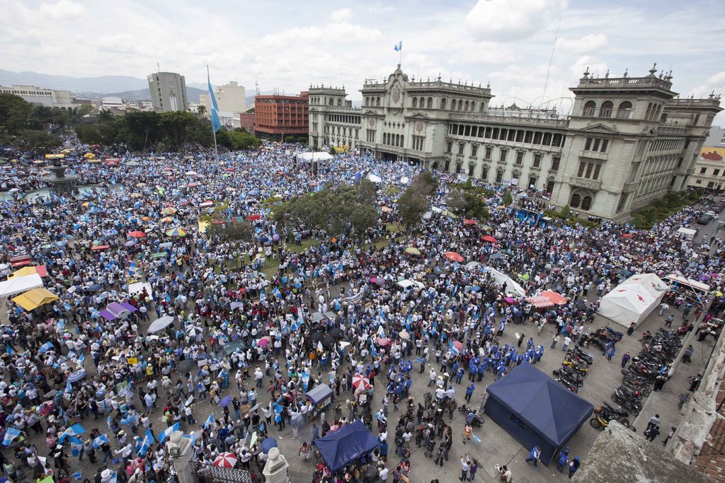 Destitución. Miles de personas en Guatemala salieron a las calles a protestar. 