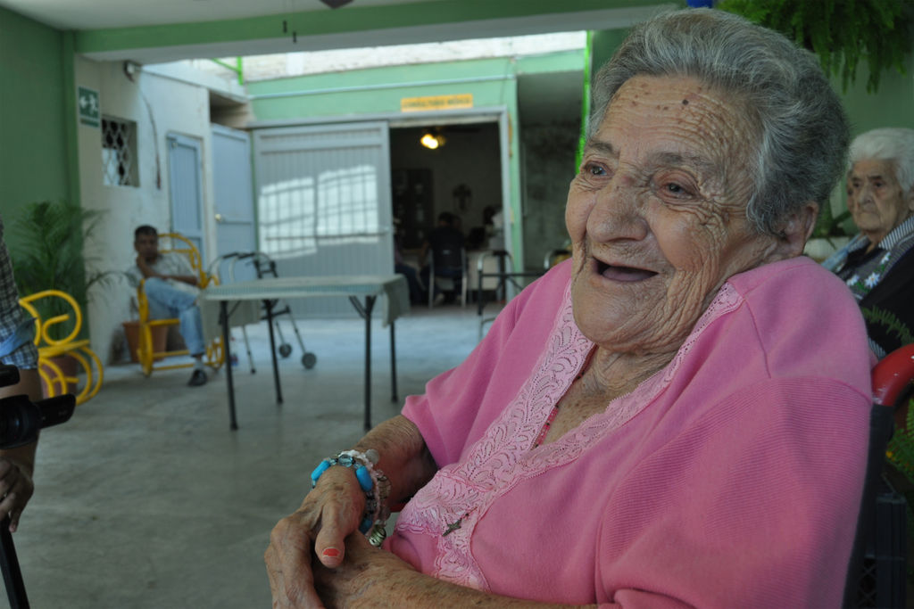 Atención. Estrellita Faccuse es huésped de la Casa del Anciano del Padre Estala de Torreón. (GUADALUPE MIRANDA)