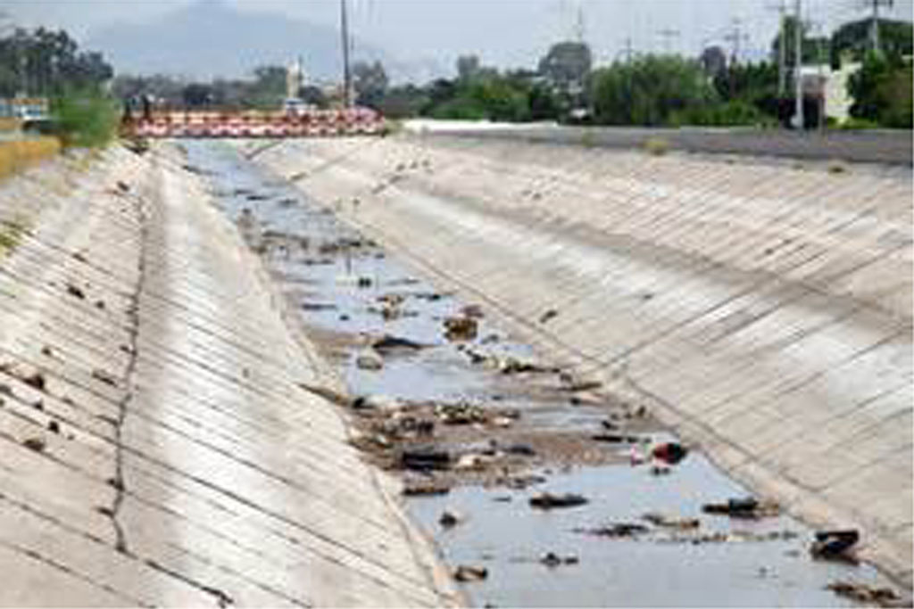 Inconformes. Piden reparar el daño causado por reparación de carretera aledaña al canal El Sabino en Ciudad Juárez, Durango.