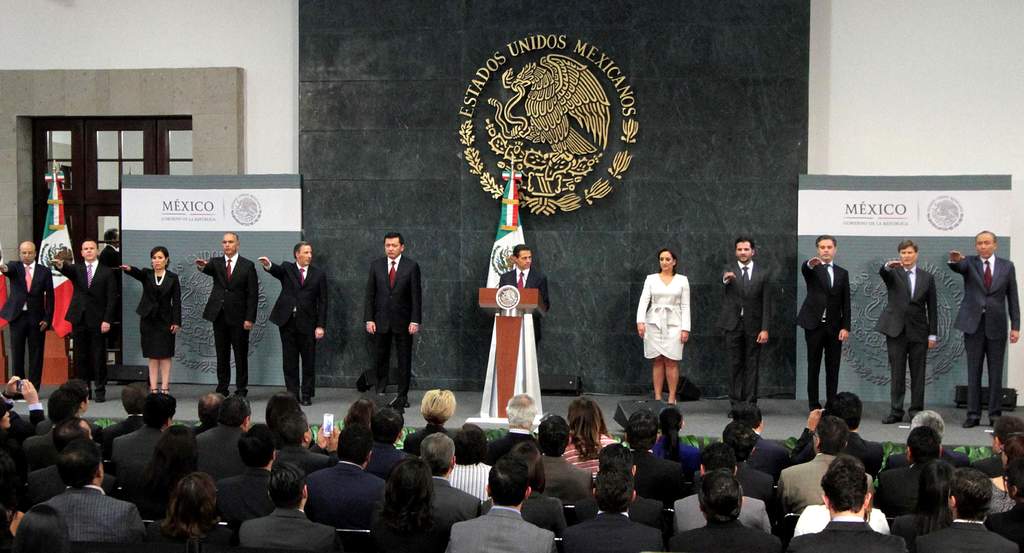 En un acto en la residencia presidencial de Los Pinos, Peña Nieto explicó que la reestructuración de su equipo busca 'hacer frente a las nuevas circunstancias y desafíos' del país y consolidar 'la transformación' emprendida en diciembre de 2012 y materializada con un paquete de reformas. (EL UNIVERSAL)