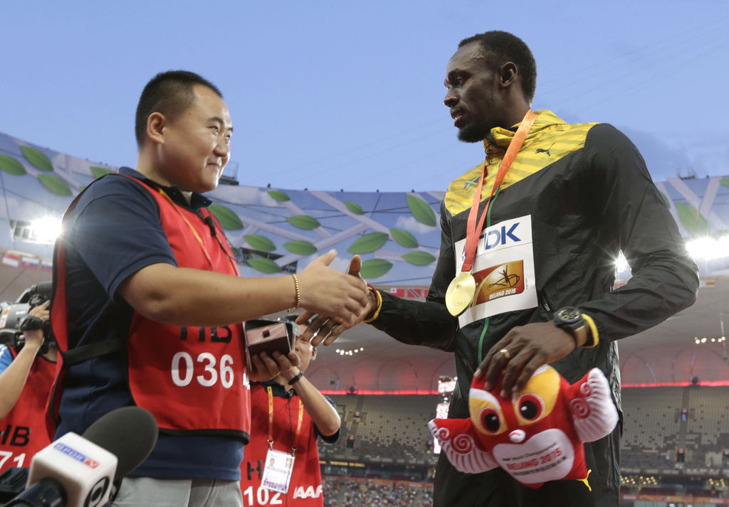 Bolt recibió un regalo de Tao Song, el hombre que lo “atropelló” cuando grababa sobre un segway. (EFE)