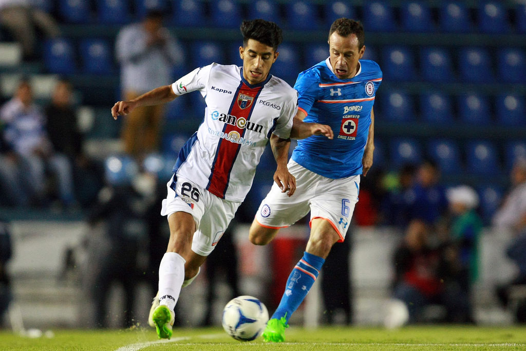 Gerardo Torrado (d) disputa el balón con Alan Huerta durante el partido de Copa en el estadio Azul. 