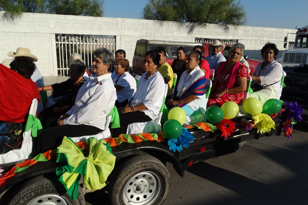 Desfile. Ayer se llevó a cabo un desfile en el que participaron los adultos mayores que acuden a los talleres del DIF. (CORTESÍA)
