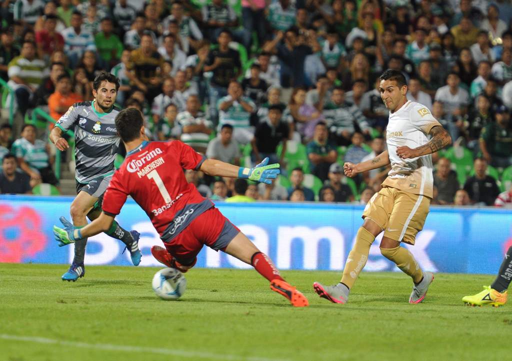 Pumas le propina la cuarta derrota al Santos en su estadio en el actual torneo.