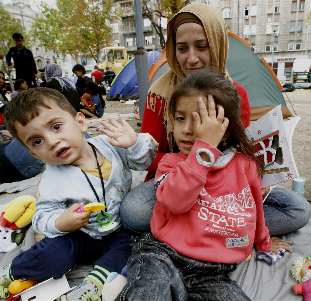 Oriente Medio. Una mujer observa a sus hijos mientras es entrevistada sobre su travesía.