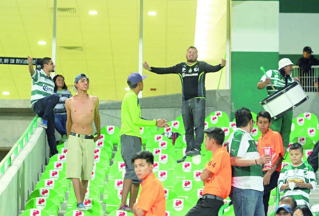 Sólo unos cuantos integrantes de la barra La Tribu ingresaron ayer al estadio para alentar a sus Guerreros. (Ramón Sotomayor)