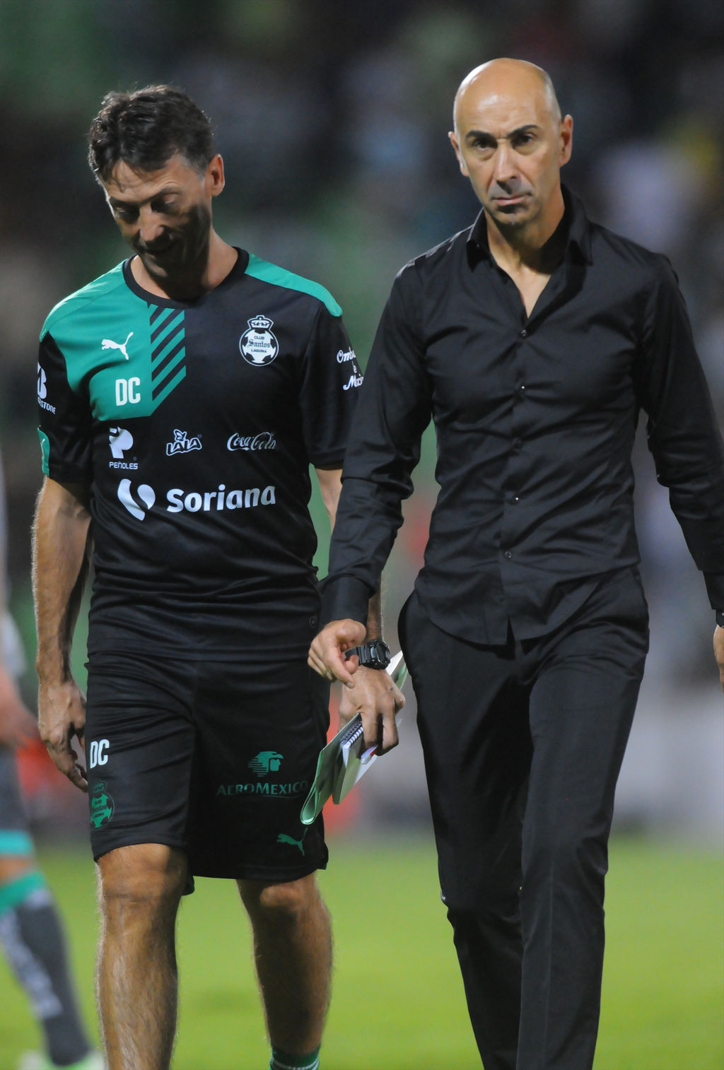 El entrenador Pako Ayestarán y un auxiliar al término de su primer partido al frente del Santos Laguna (Fotos de Ramón Sotomayor y Jesús Galindo)