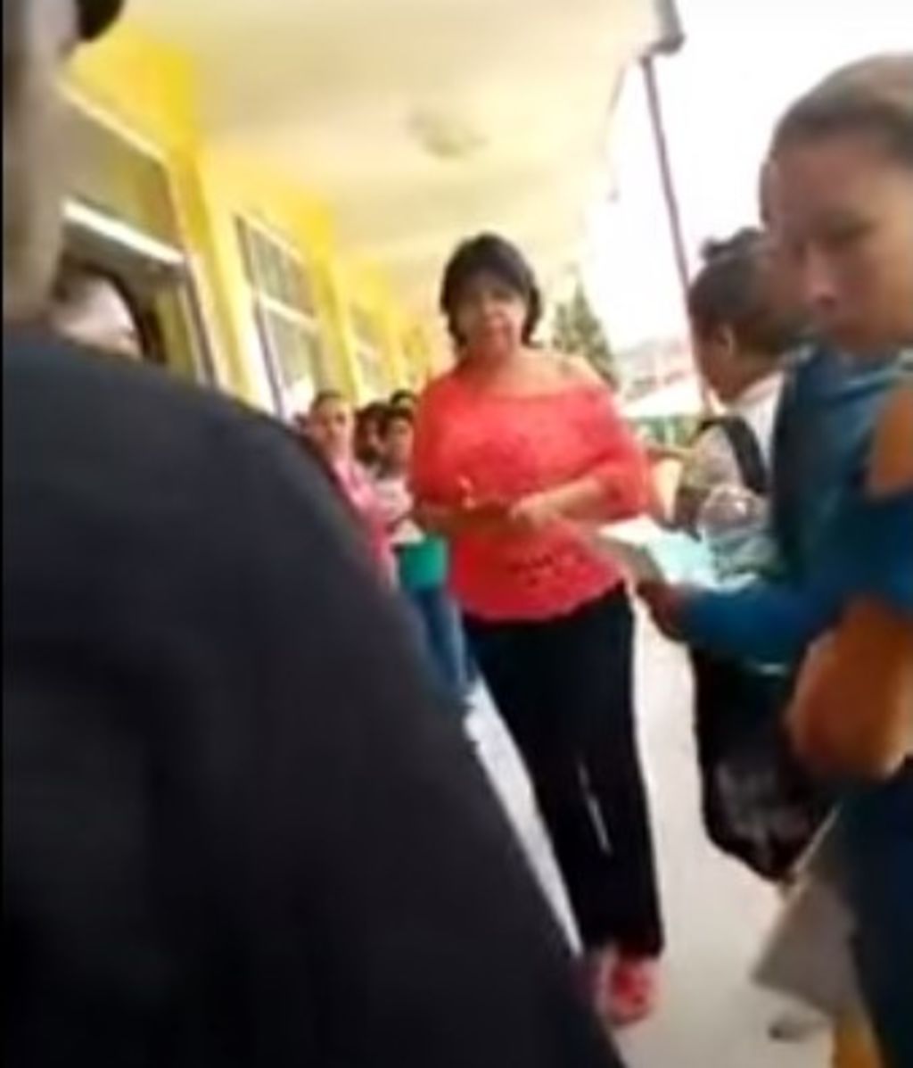 En un video que ha circulado por las redes sociales, se puede ver a la maestra quien pide un “apoyo” de 400 pesos por alumno para poder darles los aparatos.  (youTube)
