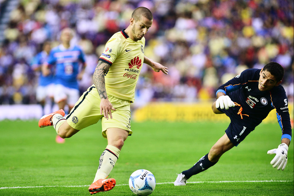Darío Benedetto anotó el segundo gol del encuentro ayer, en el estadio Azul, ante La Máquina.  (Jam Media)