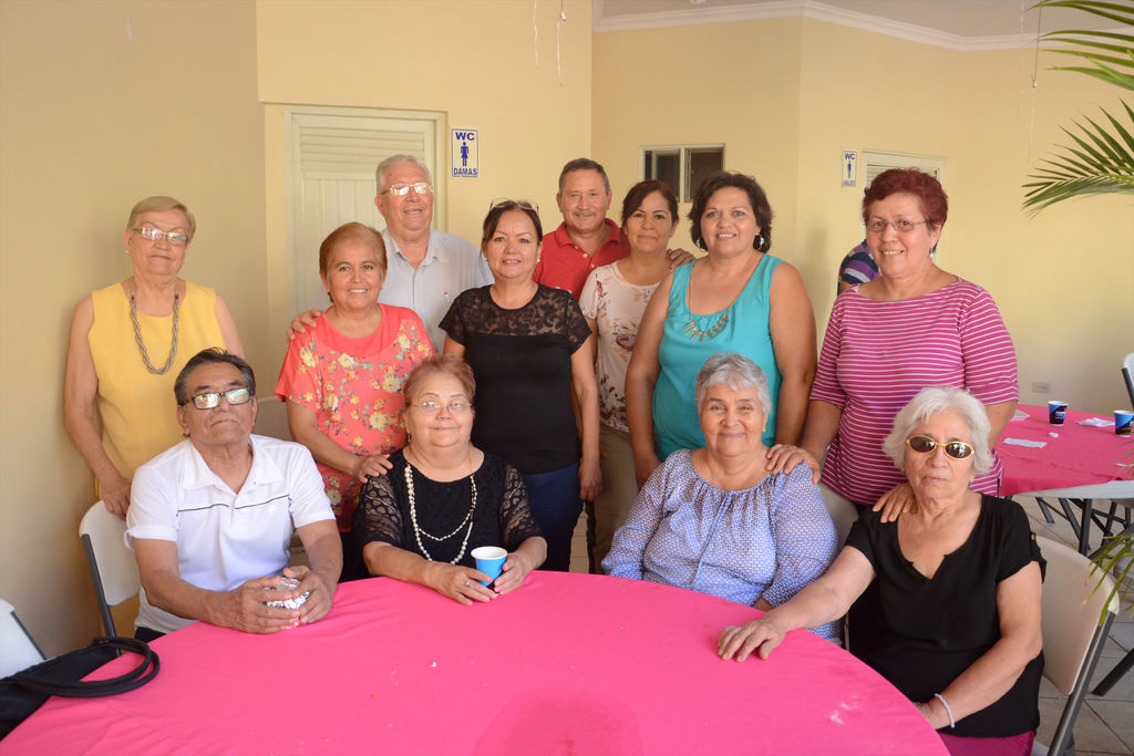   María Elena Ortega acompañada de Vicky, Amparo, Arturo, Lulú, Mary, Lucero, Paty, Aurora, Concha, Marielena y don Nacho, en su fiesta de cumpleaños.
