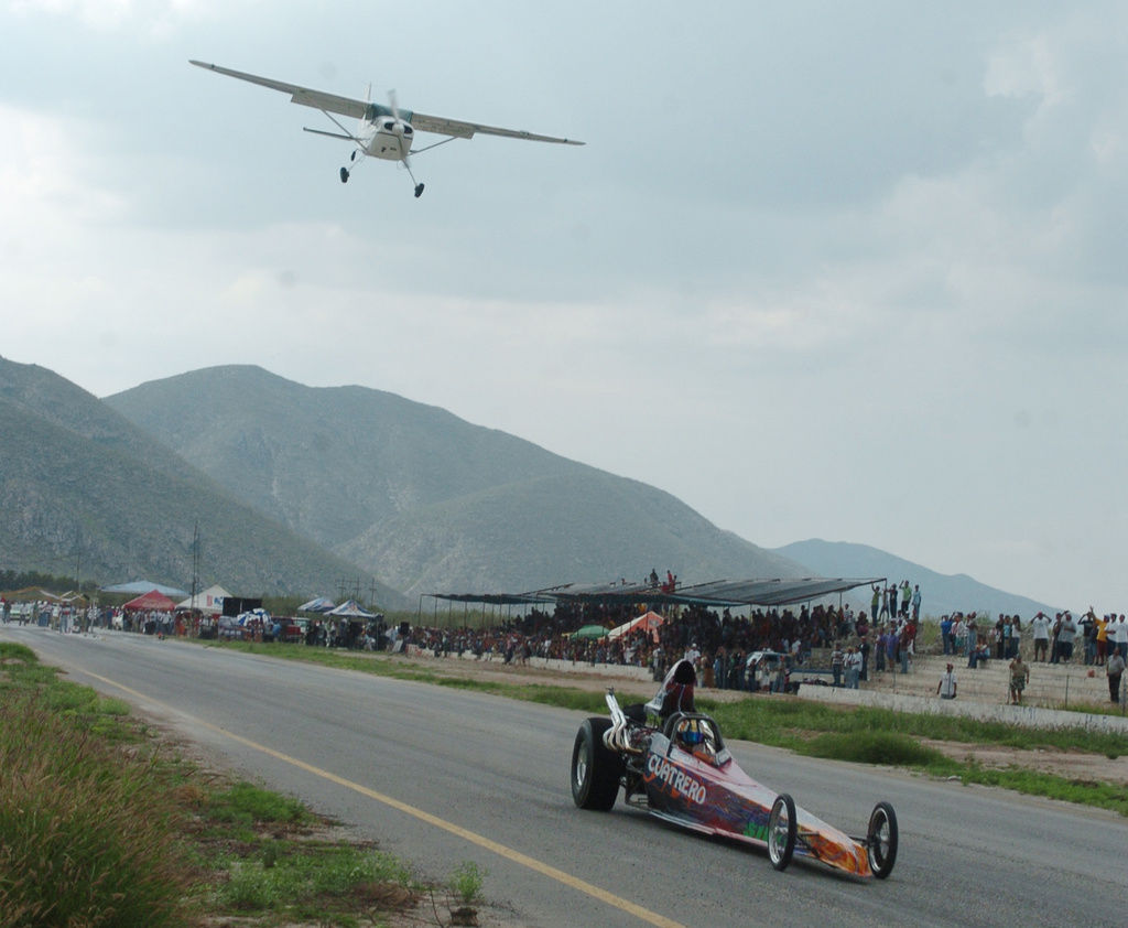 La pista del autódromo Torreón - Gerardo Lozano, será testigo el próximo domingo de este sensacional reto de gran velocidad. (Archivo)