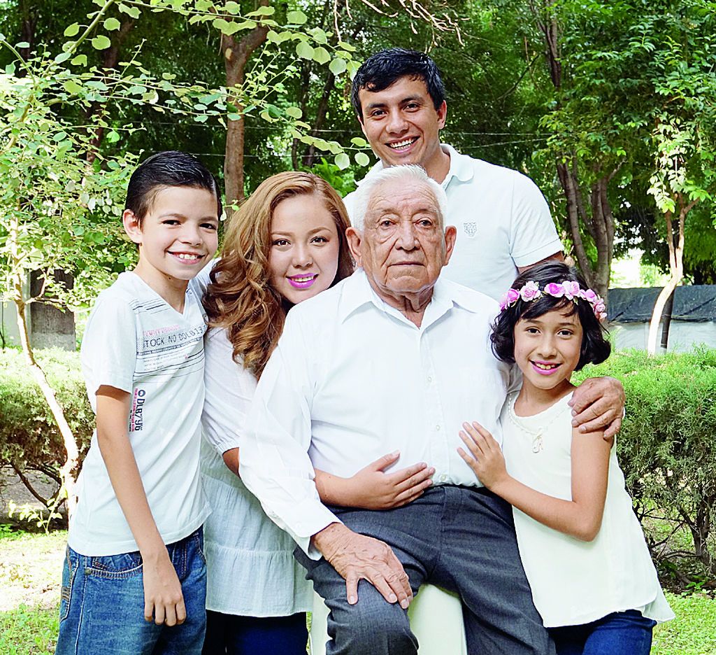
Presentes en este emotivo festejo estuvieron sus queridos nietos: Ángel Adrián, Johanna Gissell, Jesús Fernando y Mía Guillén.

