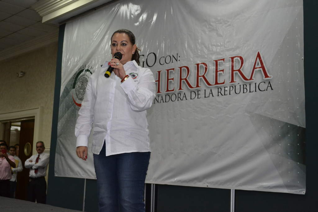 La senadora dialogó con ciudadanos en Gómez Palacio. (Claudia Landeros)