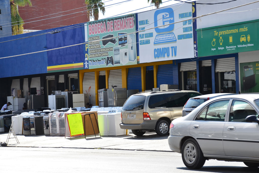Revisión. El Ayuntamiento cuenta con un padrón de 60 bazares y casas de empeño que operan en Torreón. (Fernando Compeán)