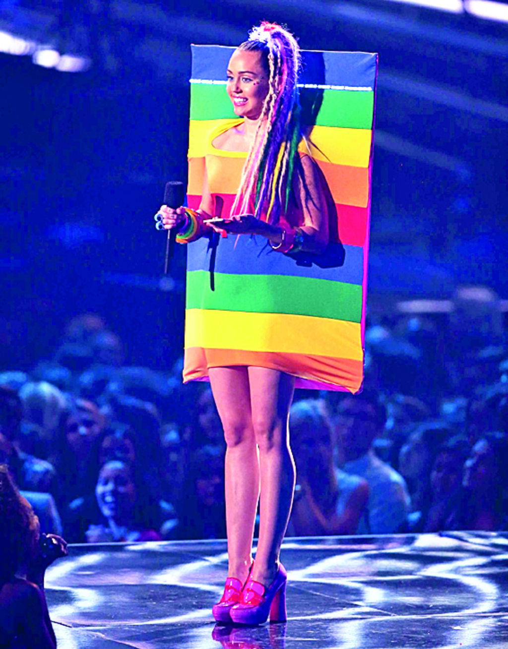 Vestuarios. La cantante Miley Cyrus, fiel a su costumbre, no dejó de sorprender tanto en la conducción de la ceremonia como en todos sus atuendos que utilizó en la entrega de los MTV.