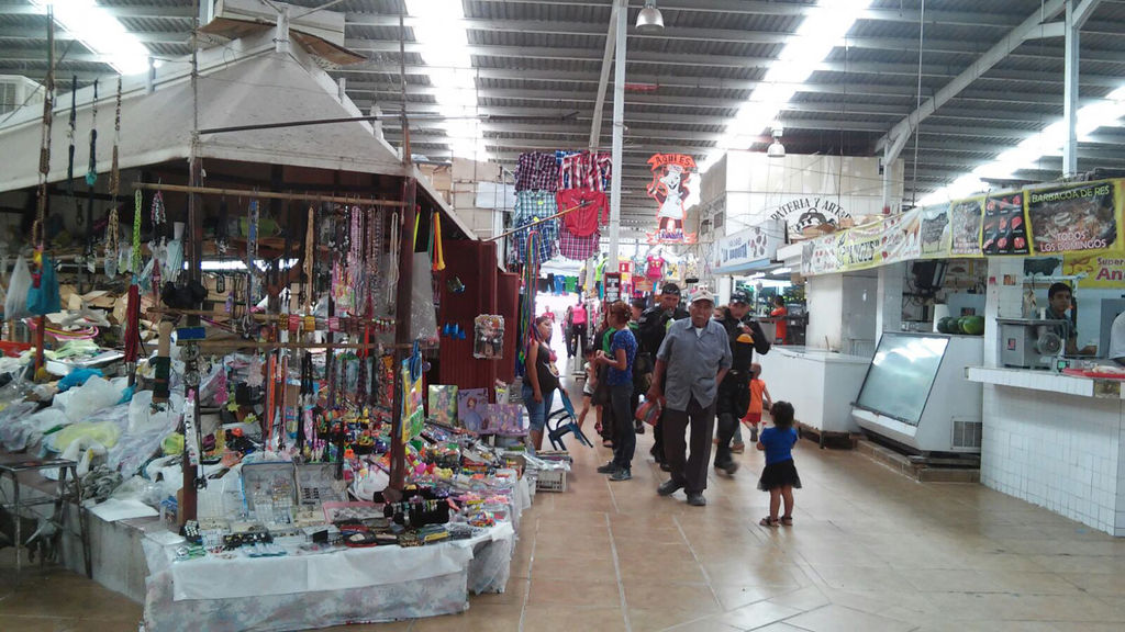 Comercios. Vigilan que los comerciantes del Mercado municipal y de los alrededores, no generen contaminación auditiva. (ARCHIVO)