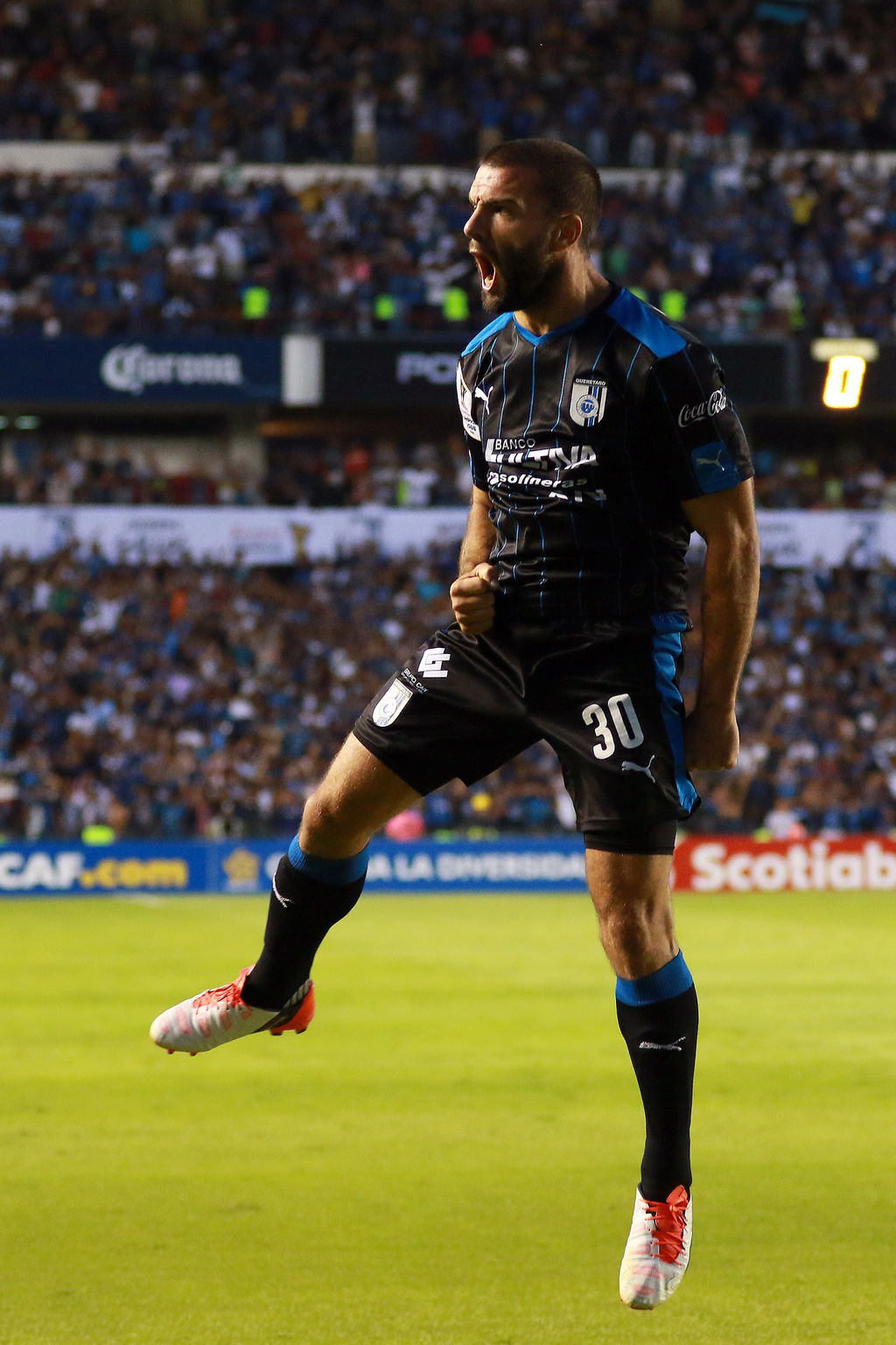 Emanuel Villa anotó el único gol de Querétaro en la goleada que recibieron los Gallos. Con la anotación, Villa permanece de líder de goleo.  (Jam Media)