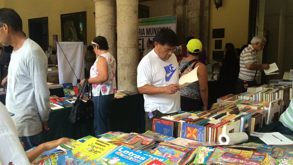 México ocupa el penúltimo lugar en el consumo de lectura en una base de 108 países, lo que quiere decir que en promedio un mexicano lee menos de tres libros por año y dedica tres horas a esta actividad. (ARCHIVO)