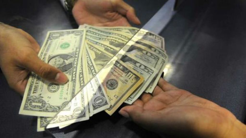 Al término de las operaciones cambiarias en sucursales bancarias capitalinas, el dólar libre se ofertó hasta en 17.04 pesos, una variación de siete centavos menos respecto al pasado viernes. (ARCHIVO)