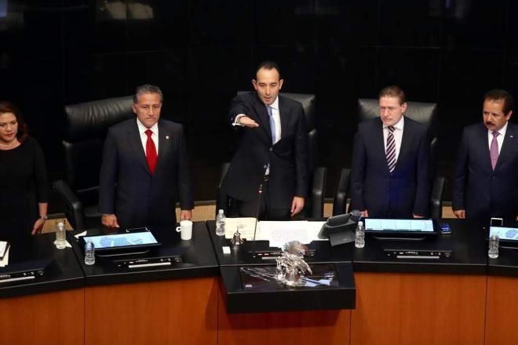 La elección del senador Roberto Gil fue por votación en urna, junto con los integrantes de la mesa directiva, en la cual permanecen como vicepresidentes Arturo Zamora (PRI); José Rosas Aispuro (PAN); Luis Sánchez (PRD). (TWITTER)