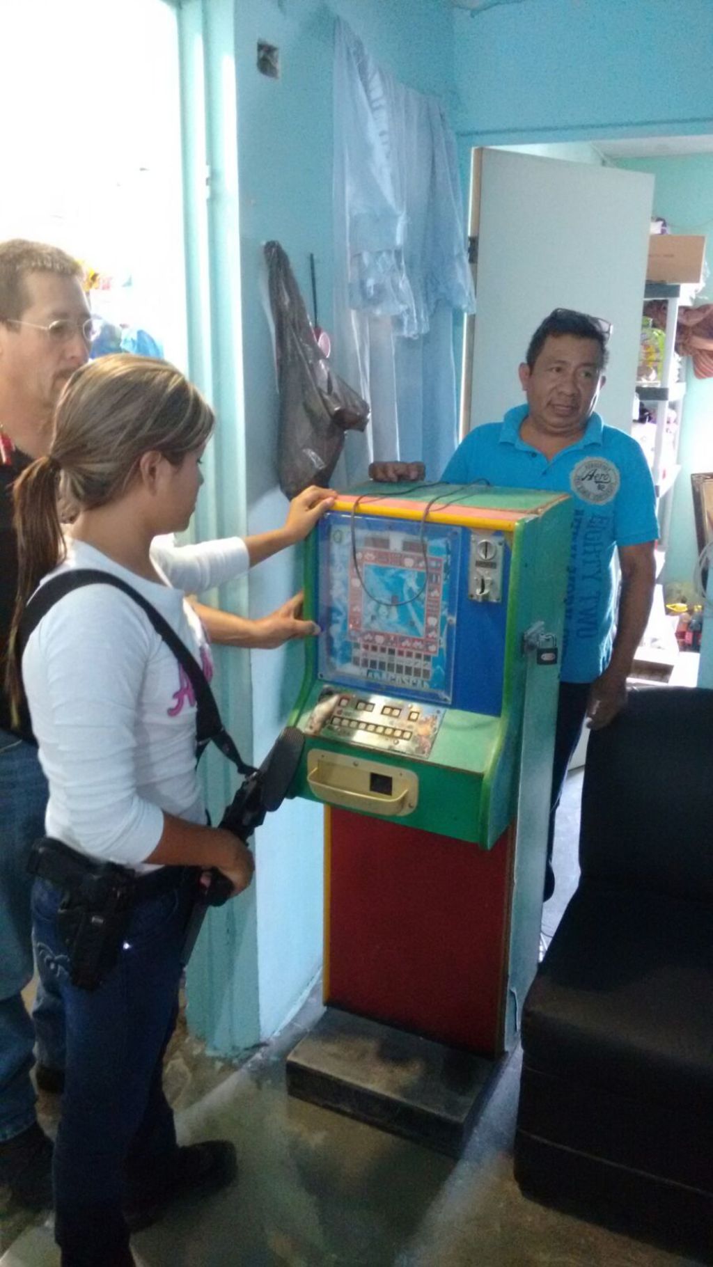 En Ciudad Acuña, se decomisaron dos máquinas en una mercería de la zona centro; mientras que en Sabinas en una papelería se logró asegurar una maquina.