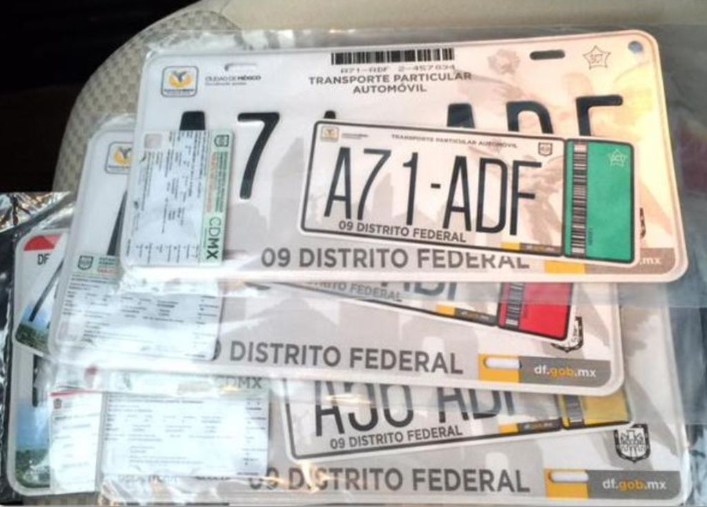 En Saltillo opera un despacho que ofrece tramitar placas y licencias de conducir en el Distrito Federal. (TWITTER)