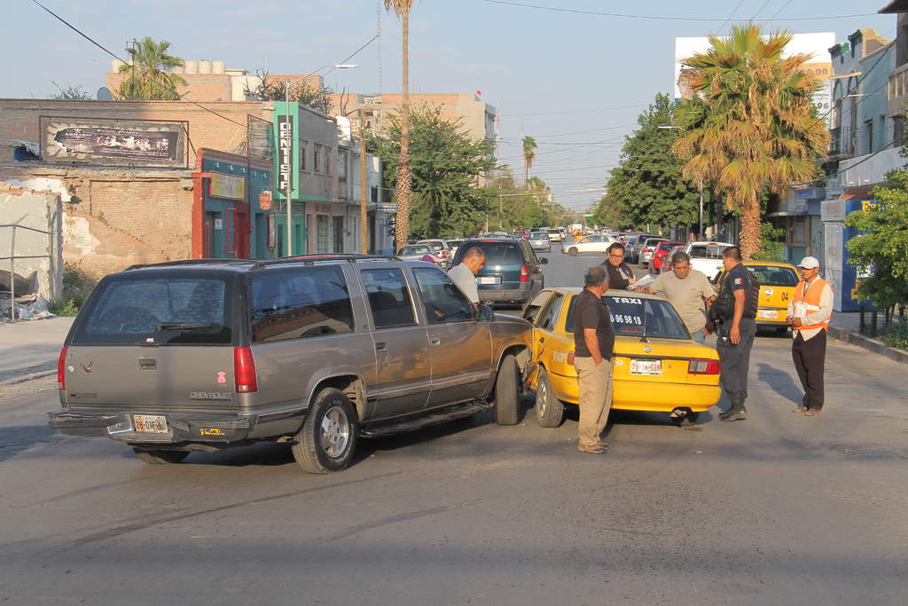 Accidente. Se registró un choque avenida Allende y calle Galeana del sector centro de Torreón, este lunes por la tarde. (EL SIGLO DE TORREÓN)