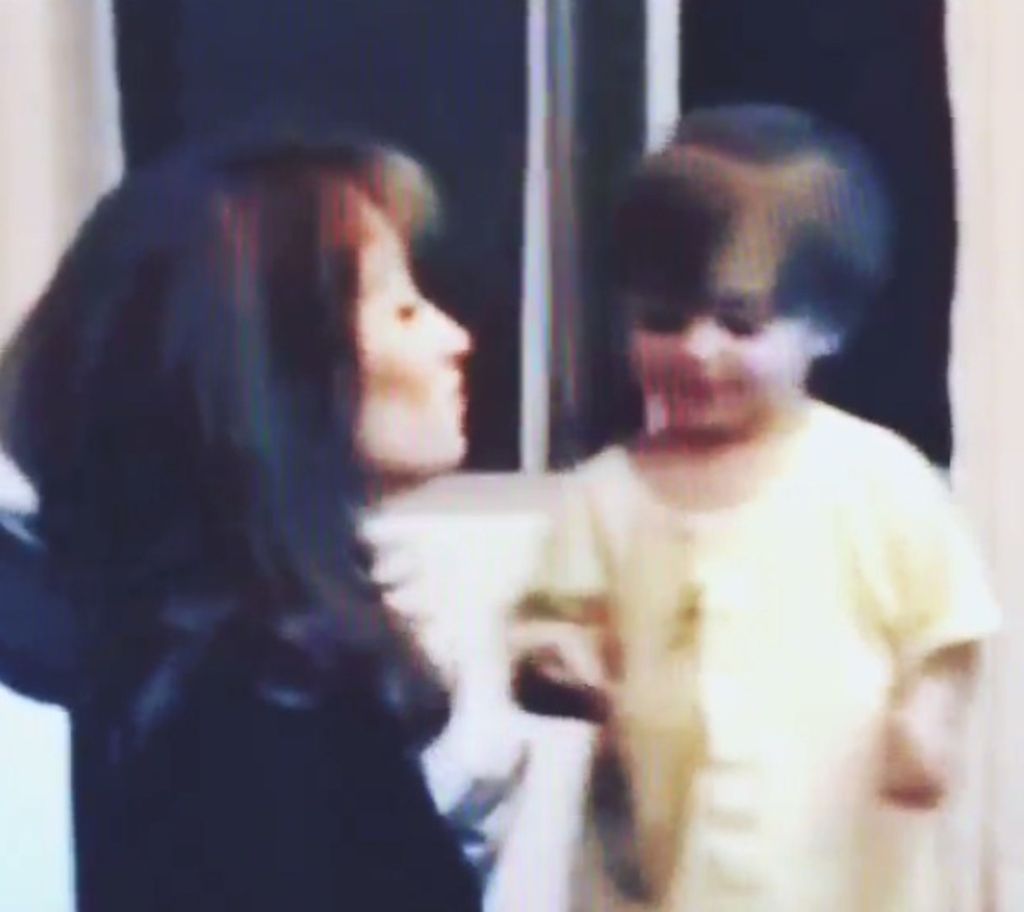 De niña. Sofía Castro se ve jugando con Angélica.