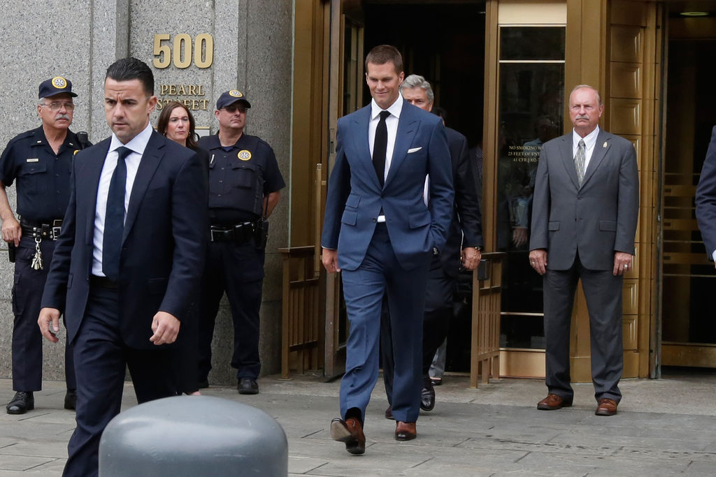 El mariscal de campo Tom Brady, abandona el tribunal federal de Nueva York, Estados Unidos. No hubo acuerdo entre Brady y la NFL, por lo que el juez, Richard Berman tendrá la decisión final esta semana. (AP)