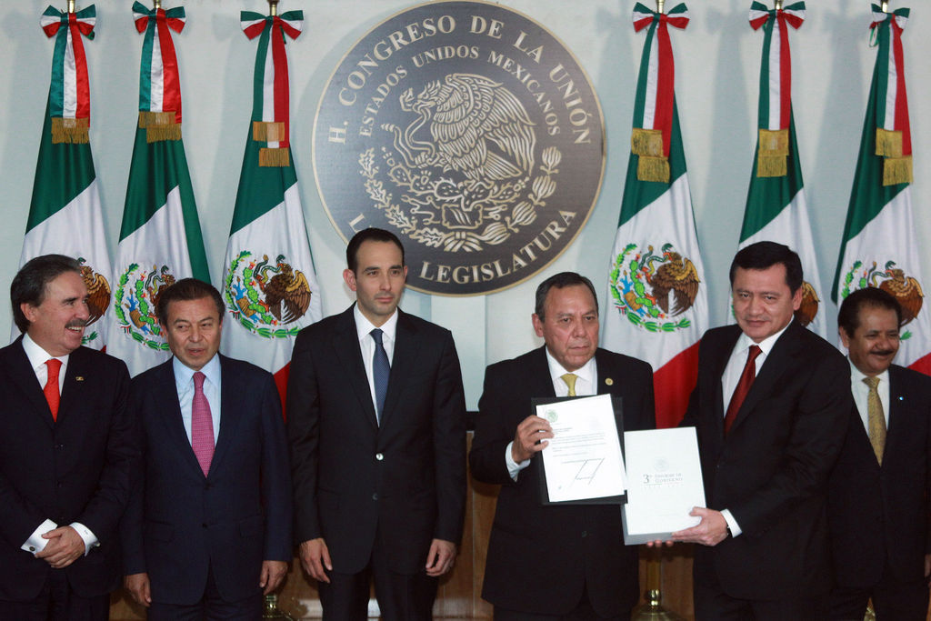 Entrega. Miguel Ángel Osorio Chong (derecha), secretario de Gobernación, entregó el informe al Congreso.