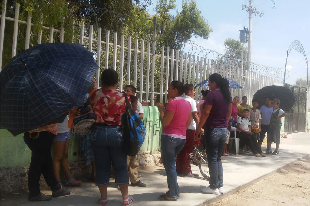 Manifestación. Ante la nula respuesta de la Secretaría de Educación, las madres decidieron cerrar la escuela en los dos turnos. (MARY VÁZQUEZ )