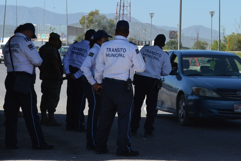 Detenidos. Agentes de Tránsito y Vialidad aseguran a dos conductores tras arrollar a hombres. (ARCHIVO)
