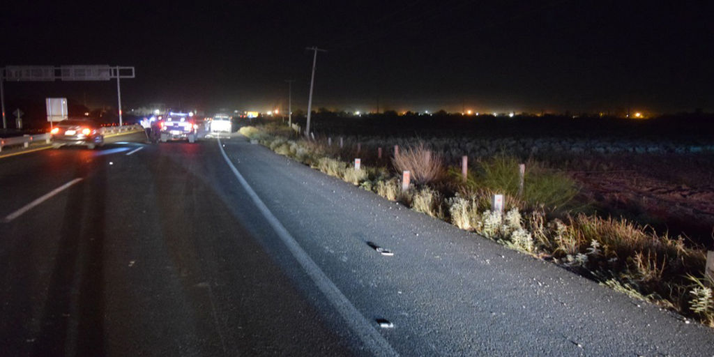 Tragedia. Auto 'fantasma' arrolla a peatón en la carretera Gómez Palacio-Jiménez, el occiso no ha sido identificado.  