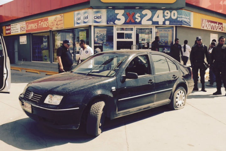 Fuga. En este automóvil Volkswagen Jetta, escapaban los sujetos luego de haber asaltado a dos empleados de una empresa de refrescos.
