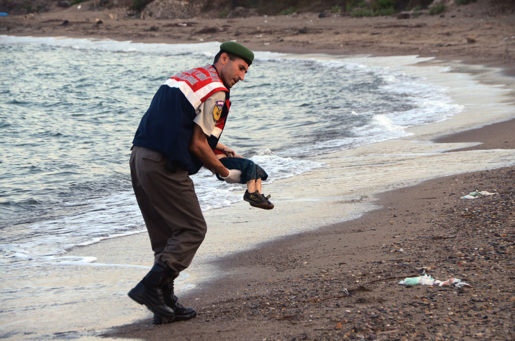 Las fotos han dado la vuelta al mundo causando conmoción por la crisis migratoria que se vive en Europa. (AP)