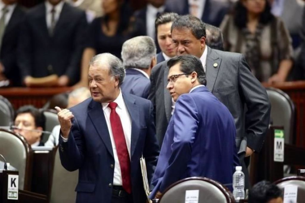 El líder nacional petista Alberto Anaya acudió a la Cámara baja con la intención de gestionar que los seis diputados que llegaron a San Lázaro bajo las siglas del Partido del Trabajo (PT) se puedan constituir como grupo parlamentario.
