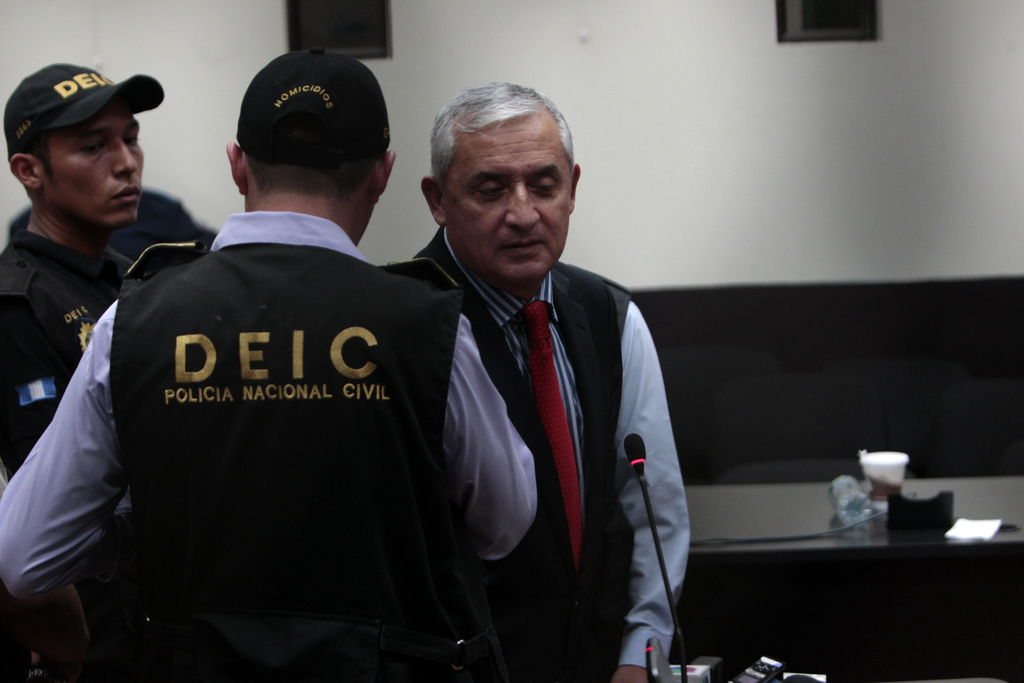 Pérez Molina y quien fuera su vicepresidenta Roxana Baldetti son señalados de encabezar el grupo criminal denominado “La Línea”. (EFE)