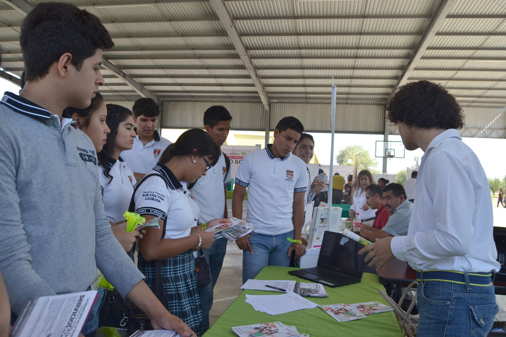 Promoción. Con Feria, dan a conocer a jóvenes las opciones para hacer su servicio social. (EDITH GONZÁLEZ)