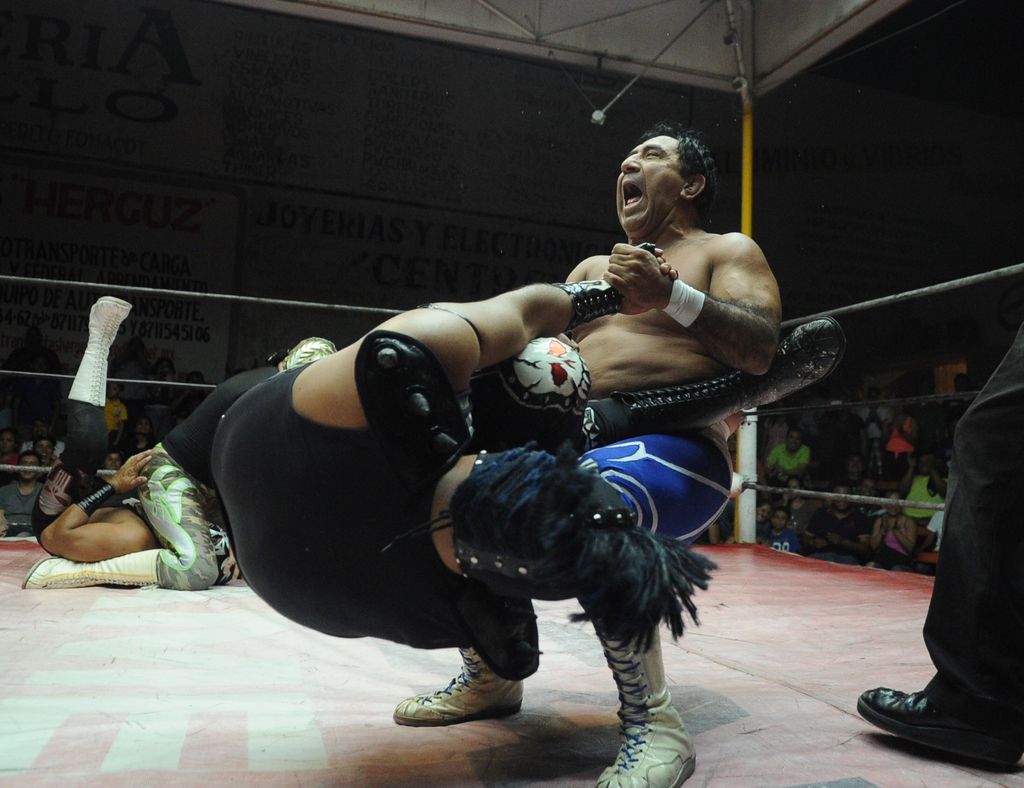 Blue Panther y Último Guerrero protagonizaron una verdadera batalla sobre el ring. Blue Panther regresa al ring que lo vio nacer