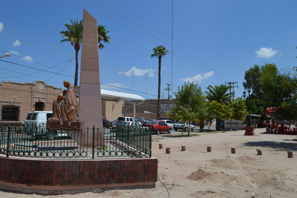 A paso lento. Autoridades aún no colocan el nuevo piso de la plaza principal de Matamoros. (Mary Vázquez)