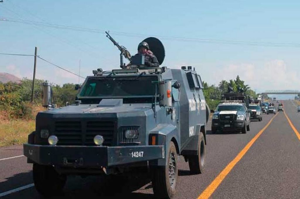 Poco más de 400 elementos de la Policía Federal arribaron en convoy este viernes al municipio de Aquila donde a decir de los pobladores su intención es desarmarlos y detener a los líderes comunitarios.