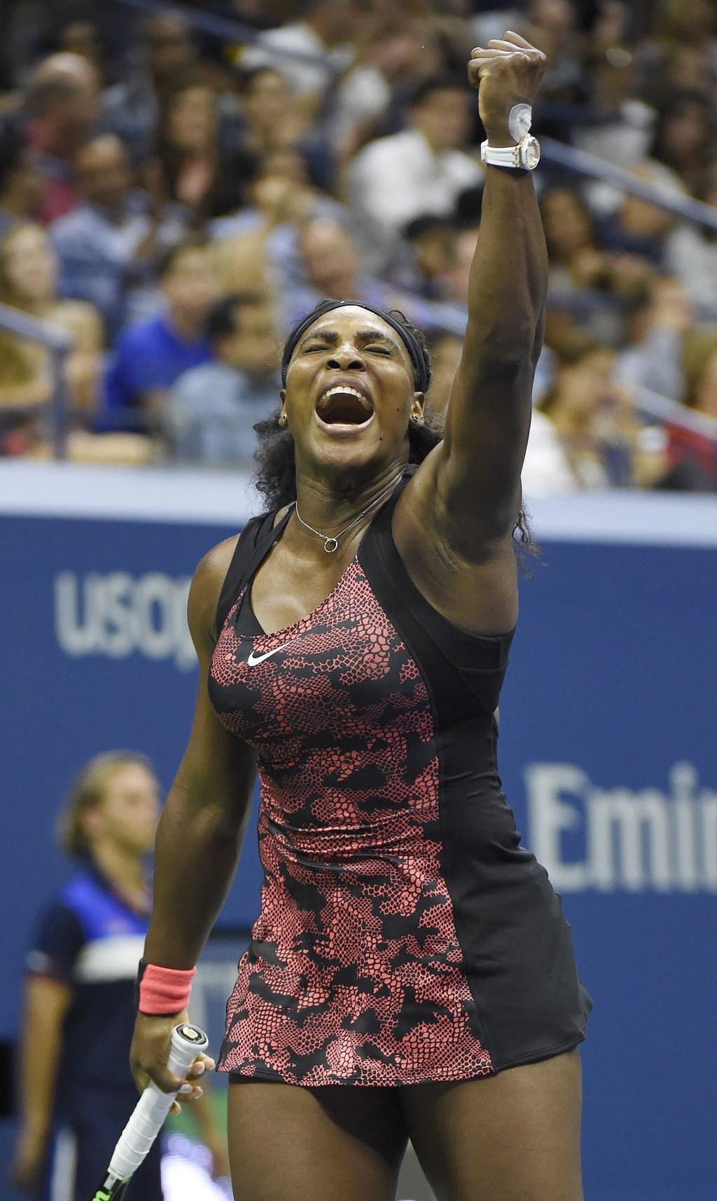 Serena Williams perdió el primer set, pero logró remontar para vencer a Bethanie Mattek-Sands. (EFE)