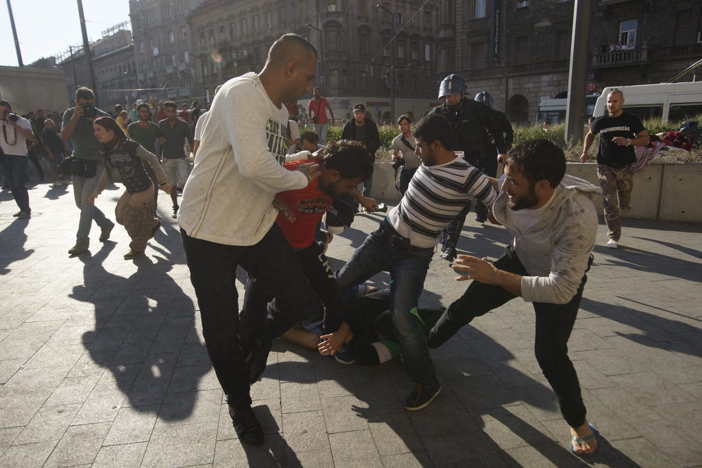 Ataque. Fanáticos radicales en Hungría empiezan a atacar a un refugiado al salir de un partido de futbol.