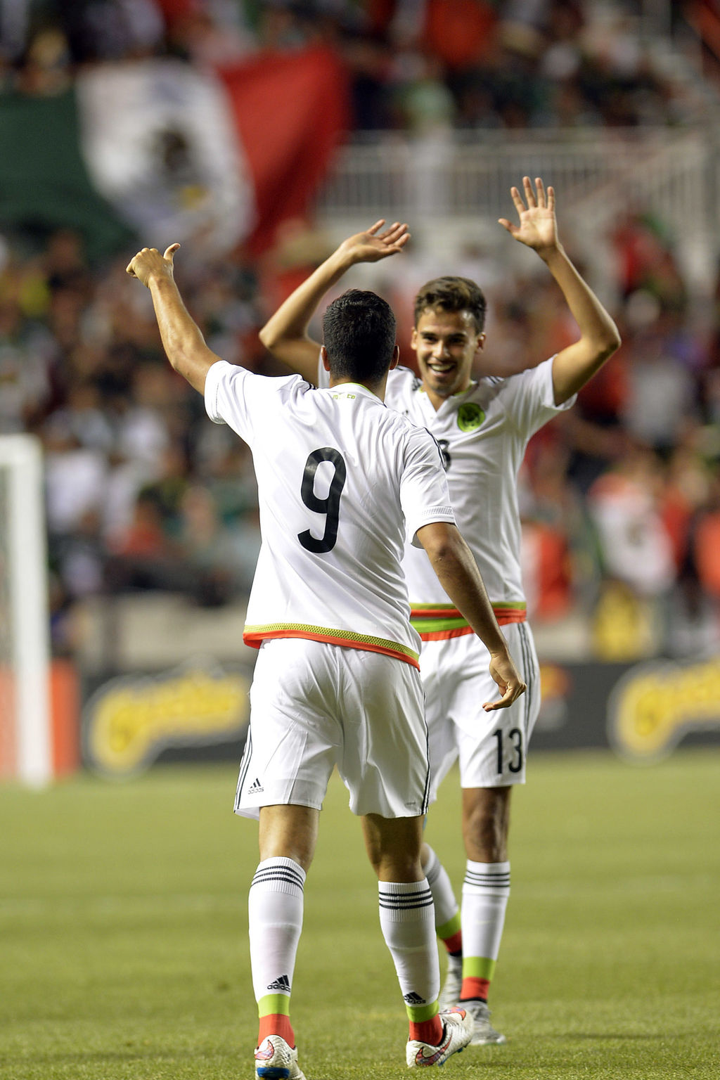 Raúl Jiménez (izq) y Diego Reyes (der) festejan durante el juego amistoso de la Seleccion Nacional.