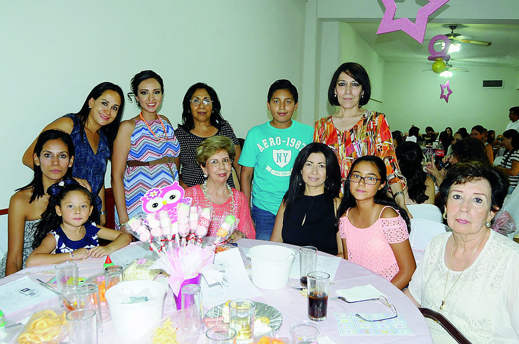   Mónica Pérez de Magaña con su familia en la fiesta de canastilla que se le organizó hace unos días.